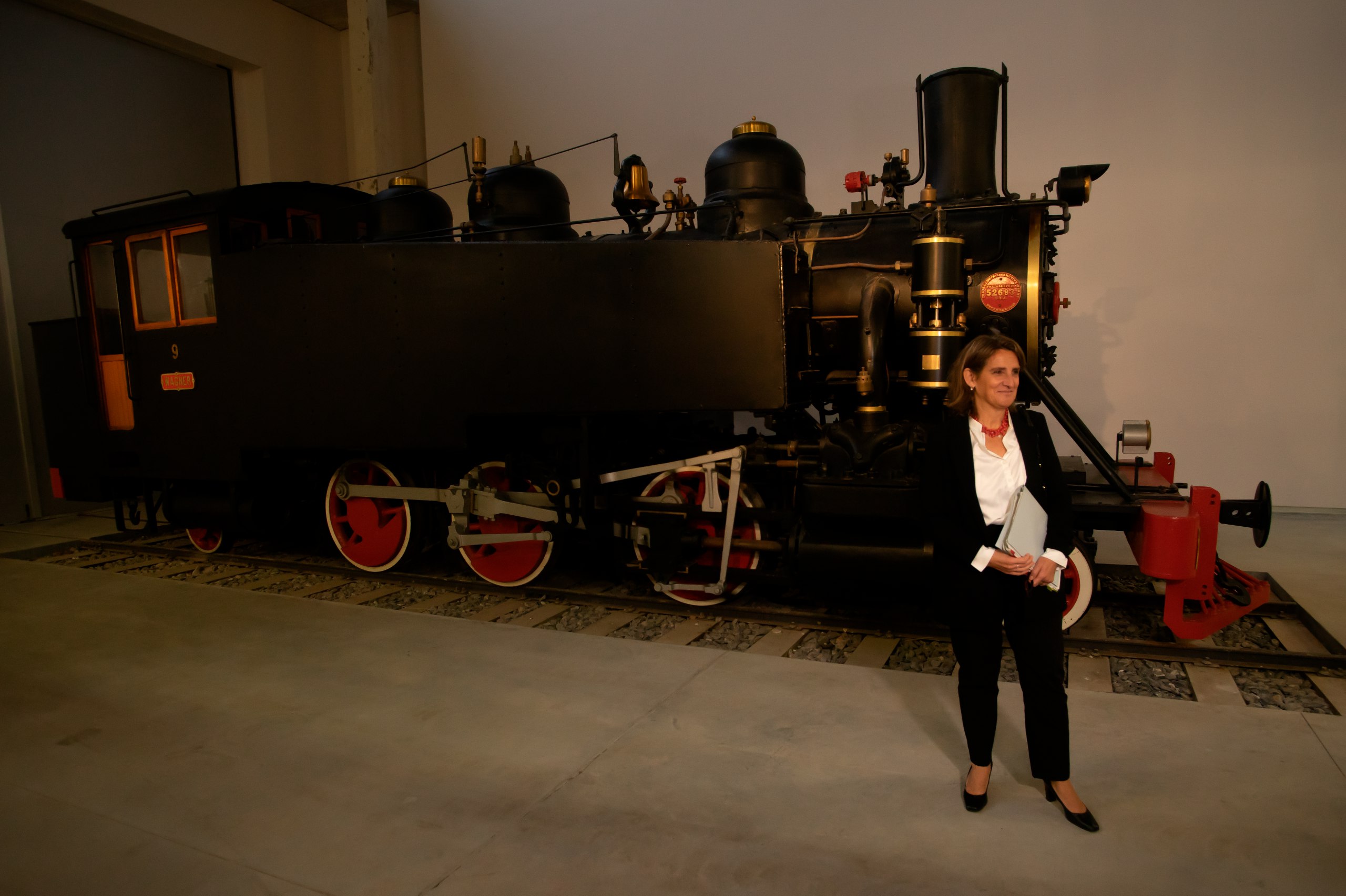 Teresa Ribera junto al Ponfeblino, el primer tren de hidrógeno de España