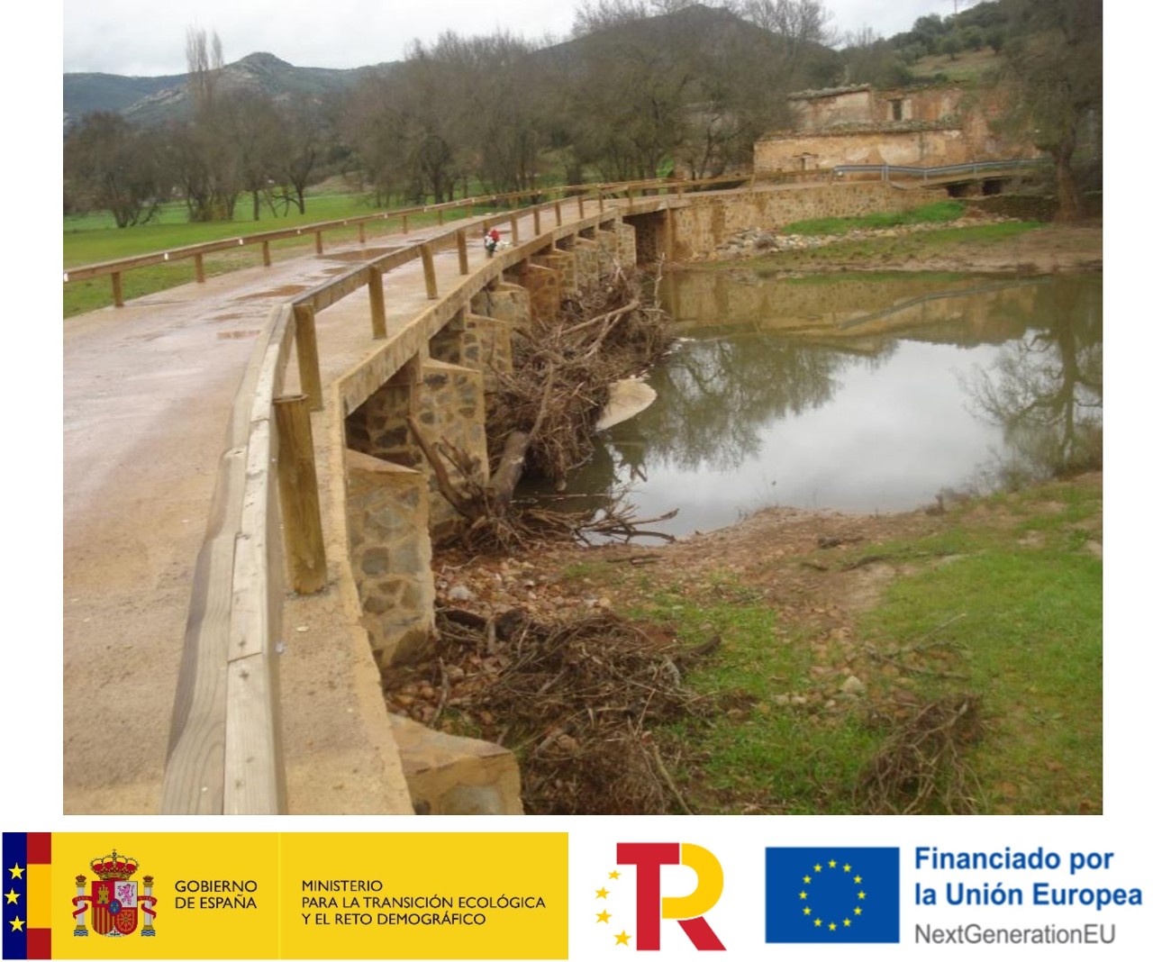 Acumulación de restos vegetales en puente junto al molino del Comendador