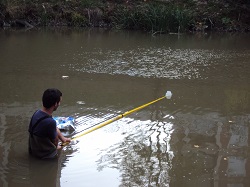 CARACTERIZACIÓN DE LA CONTAMINACIÓN ORGÁNICA Y FECAL EN LA RÍA DE BILBAO Y MODELIZACIÓN DE LA MISMA PARA SOPORTE DE DECISIÓN Y PLANTEAMIENTO DE ESCENARIOS DE ACTUACIÓN EN MATERIA DE SANEAMIENTO. FASE I: CUENCA DEL RÍO IBAIZABAL.2012-04-20 / 2014-03-28 / 
AR0014 / Planificación/Gestión Hídrica / TRG30 / Actuaciones Dirección Técnica / 

Las aglomeraciones urbanas del gran Bilbao están servidas por sistemas de saneamiento que permiten tratar adecuadamente las aguas residuales pero el sistema soporta aún un nivel de contaminación bacteriológica de origen fecal que impide alcanzar los objetivos fijados por la directiva marco del agua y la de aguas de baño. Con este estudio se cuantificarán las presiones que, en ausencia de lluvias, están generando el nivel de contaminación actual. Se va a proceder a identificar de forma concreta, aislada y baremada, y a varias escalas, cada una de las presiones puntuales por vertido que padece la cuenca del Ibaizabal, y proponer soluciones valorando la respuesta del sistema ante ellas mediante modelización matemáticas detallada.