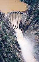 Vista aérea de presa descargando agua