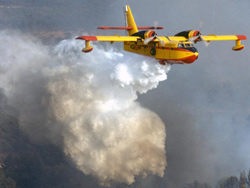 Fotografia de un avión anfiíbio descargando agua. Autor: ADCIF