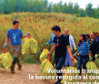 Voluntarios recogiendo basura