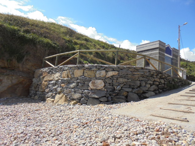 Playa Santa Gadea. Reconstrucción de muro, plataforma e instalación de ducha