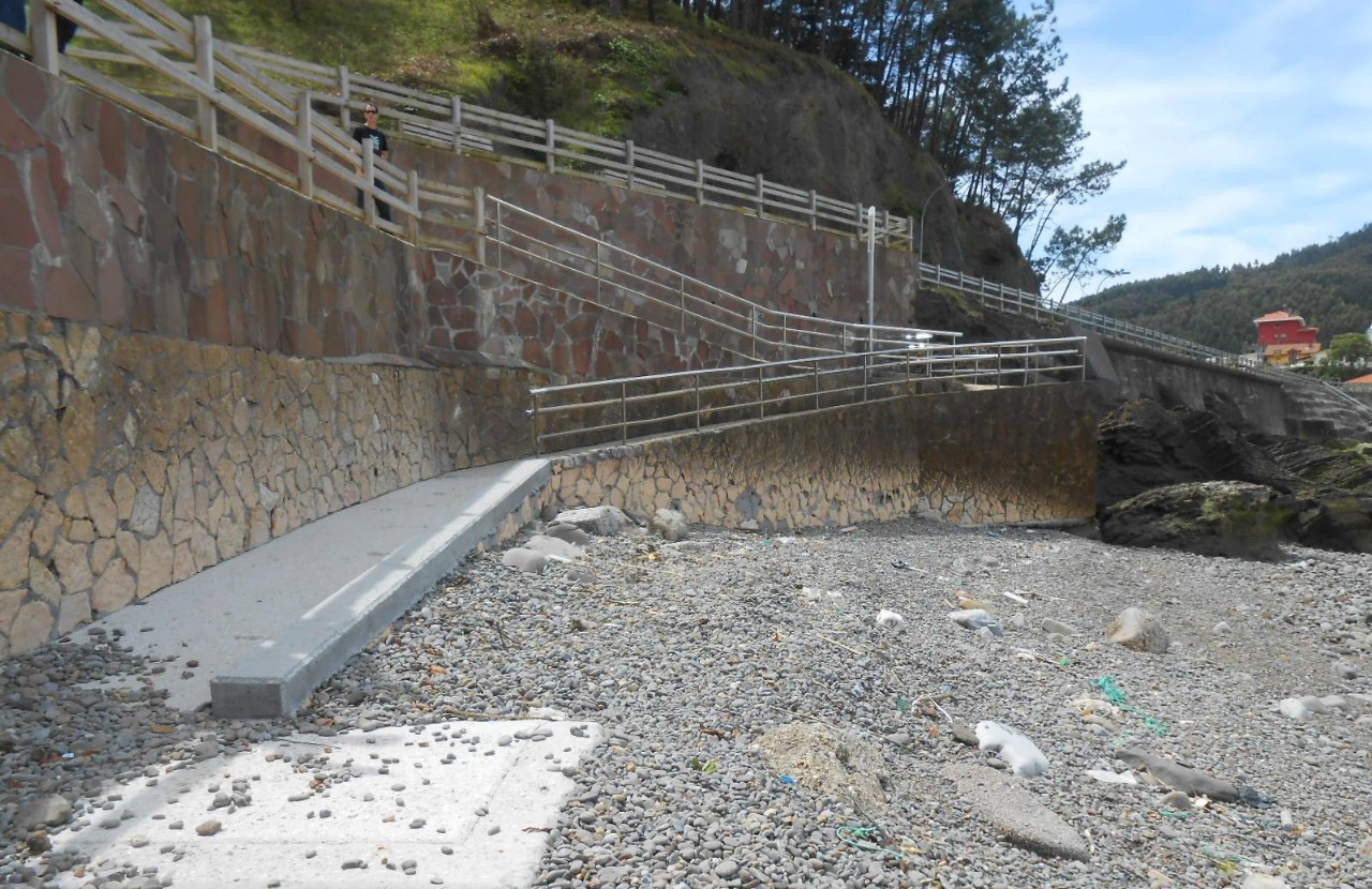 Entorno playa Armintza. Reparación y reconstrucción de accesos a la playa
