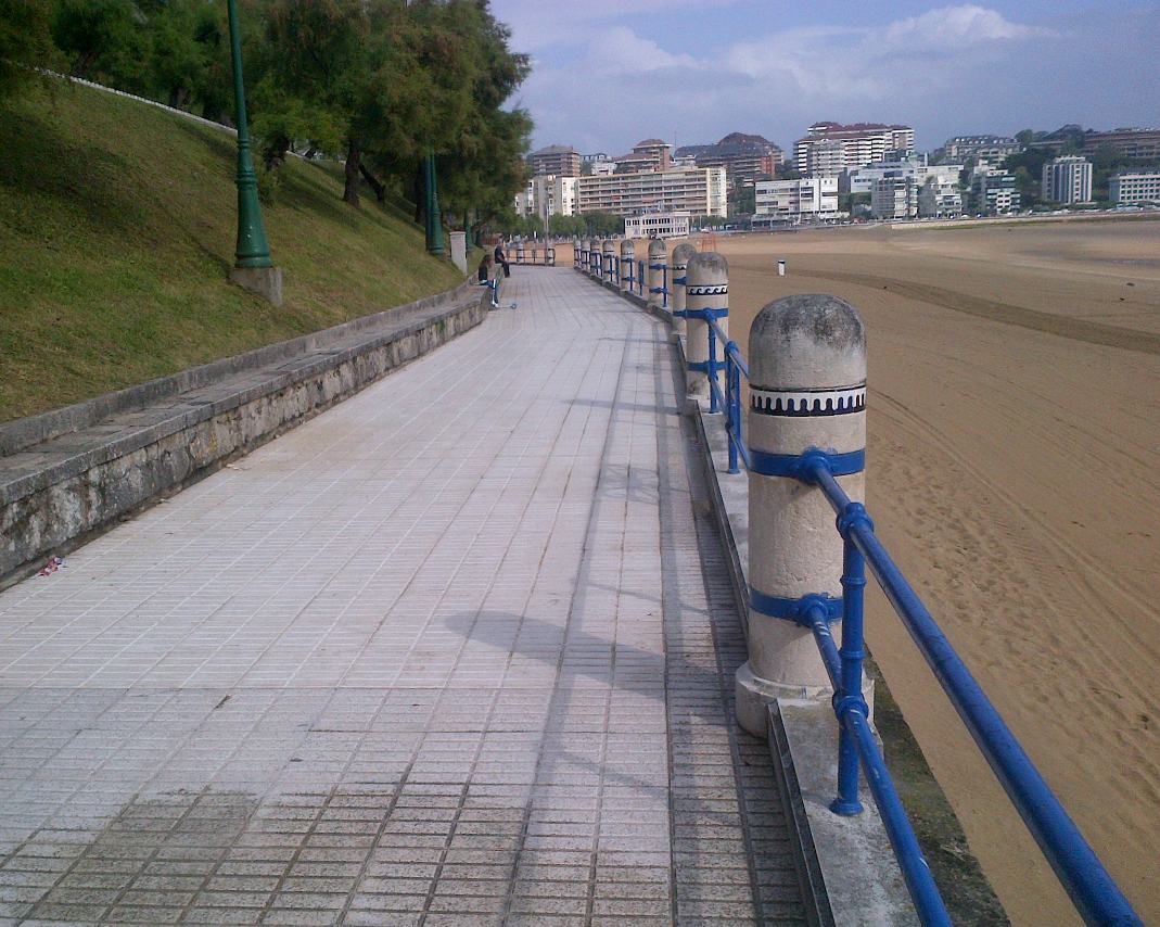 Trabajos de reparación en el paseo marítimo del Sardinero, zona de Piquio