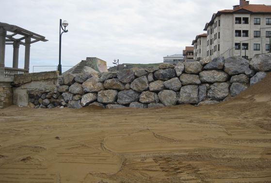 Escolleras de protección provisional en los agujeros del paseo de Zarautz (Actuación dentro del expediente 20-0174. Año 2014)