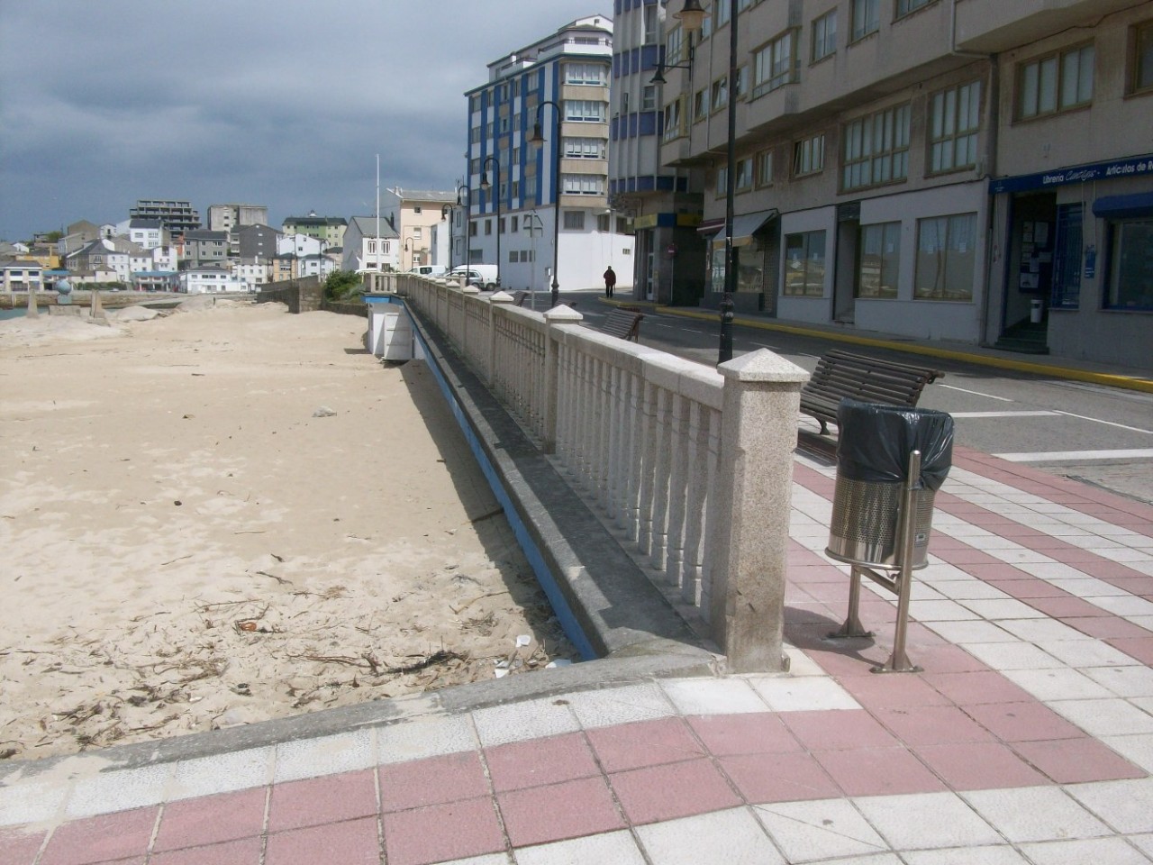 Playa de O Torno. Barandilla de granito, bordillo y puerta aseos