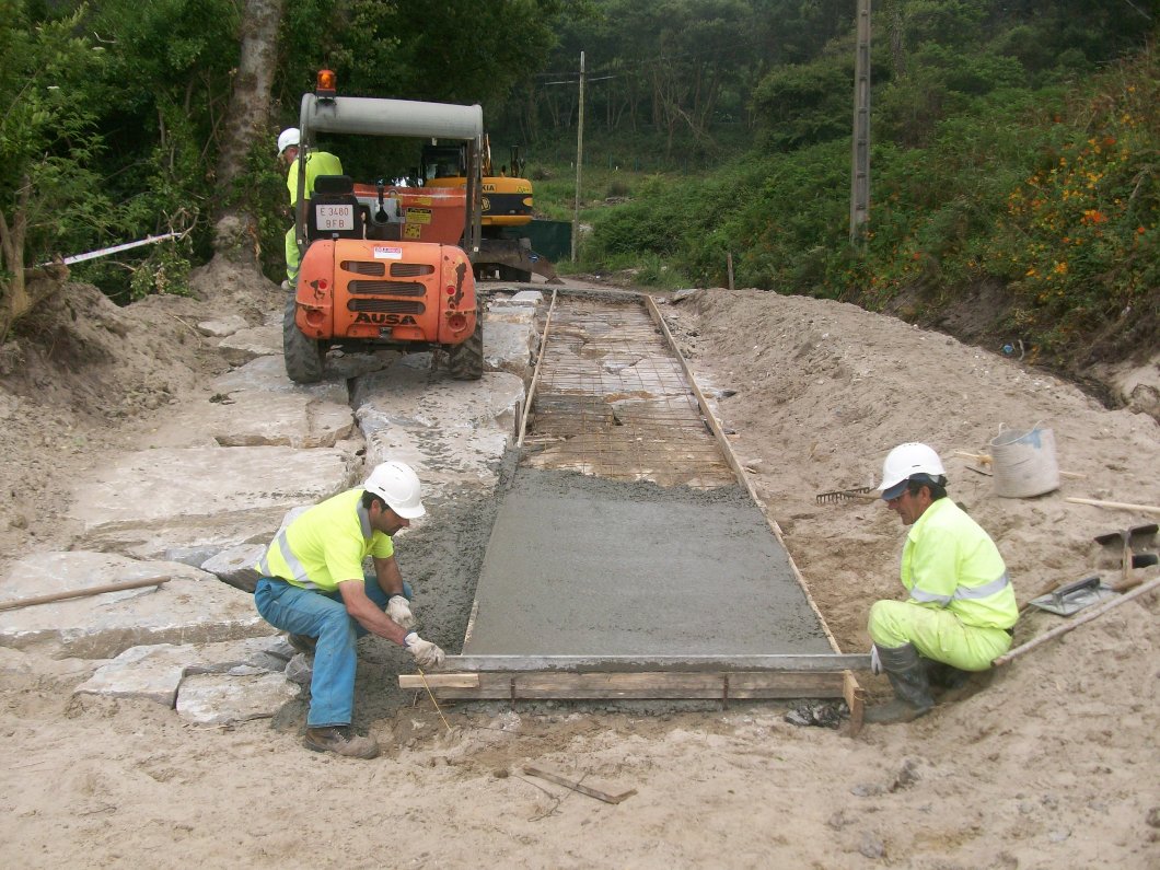 Playa Arealonga. Escollera, ducha