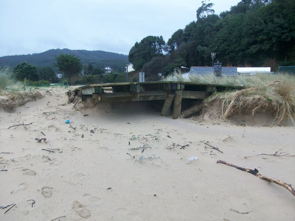 Playa de Xilloi. Duchas, pasarelas y servicios