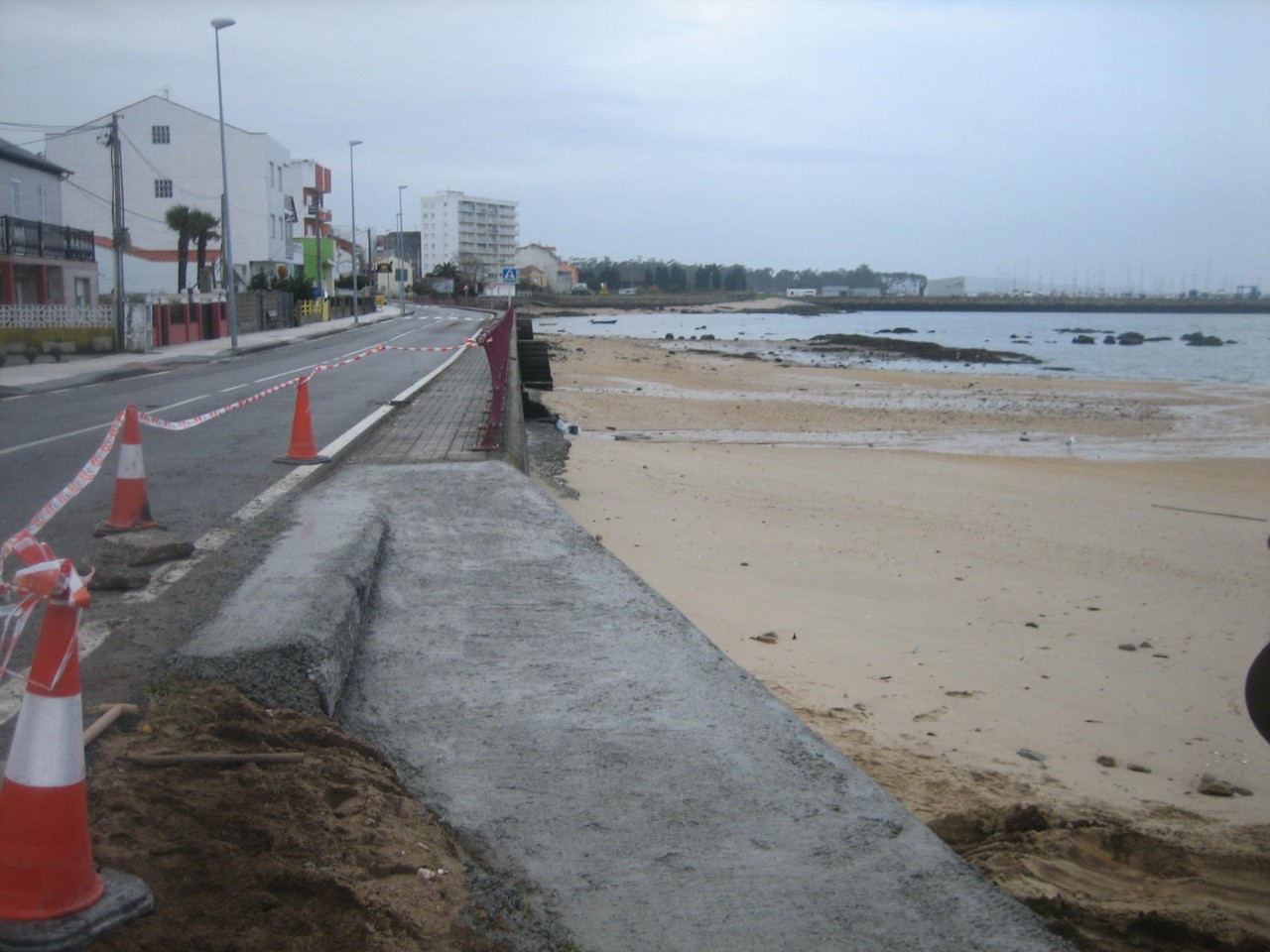 As Brañas. Rampa de acceso de hormigón y pasarela de madera