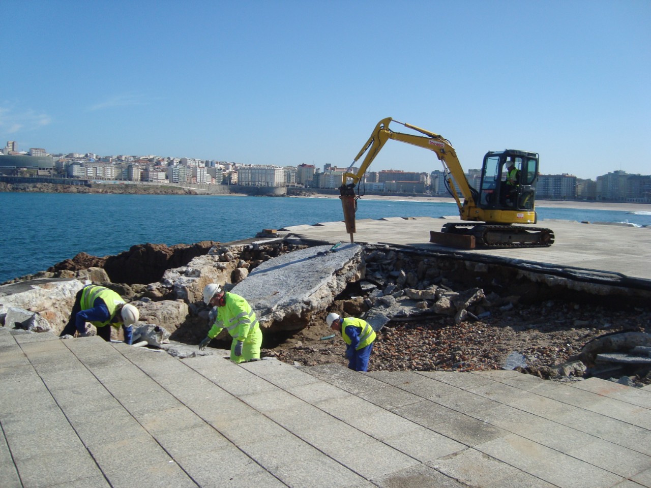 Averías en el paseo y pavimentos. Reparación de pavimento y muro del paseo marítimo.