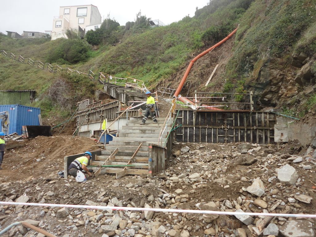 Playa de O Peiral. Avería en la senda peatonal y accesos