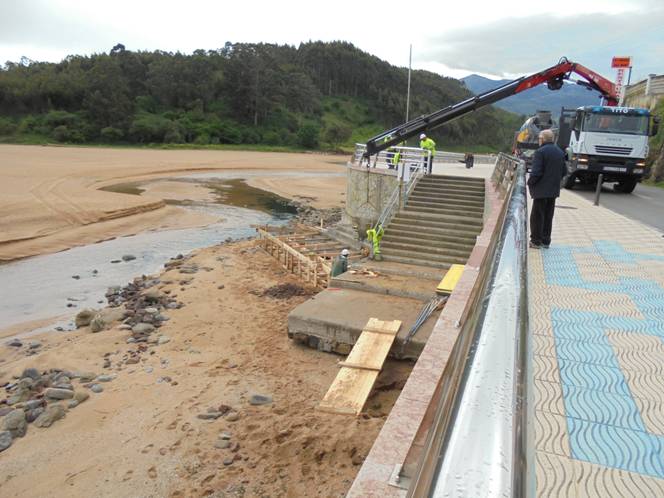 Playa de La Griega.  Reparación y recalce de plataforma de ducha y muro. 