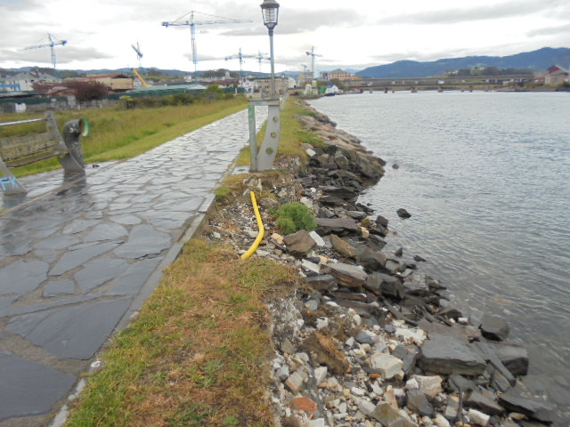 Playa de Navia. Recalce en parte final de la pasarela sobre muro