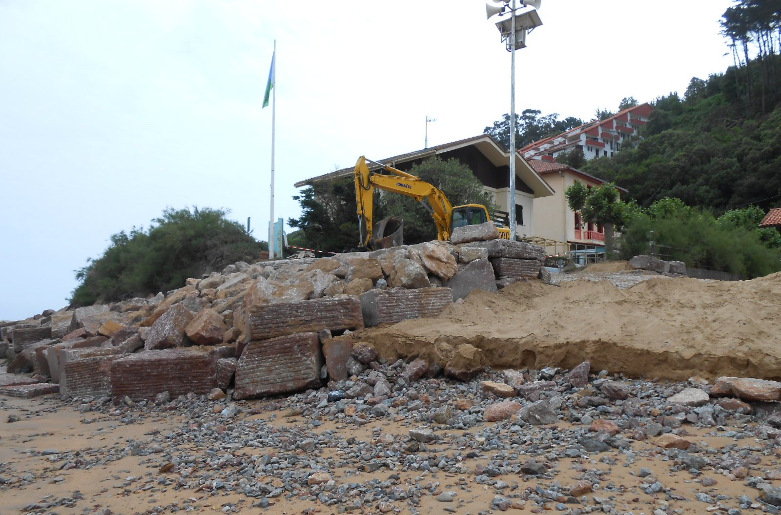 Playa de Laida. Reconstrucción elementos en parque junto a playa.