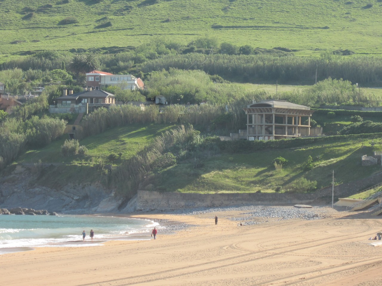 Playa La Arena. Retirada afloramiento piedras exógenas en playa.
