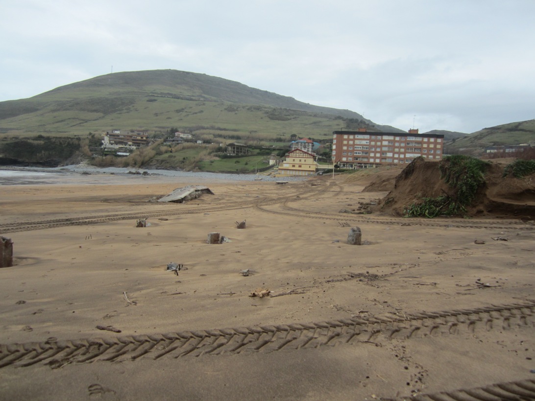 Playa La Arena. Recolocación áridos en playa.