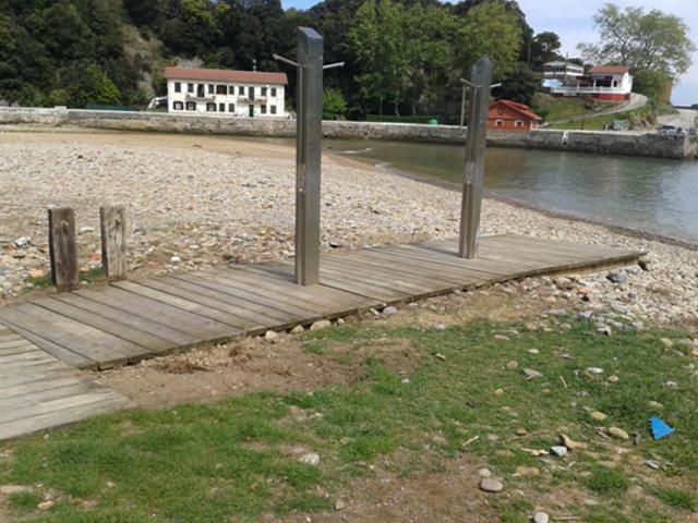 Playa de Dicido. Repilado de piedras sobre el talud y reparación de accesos