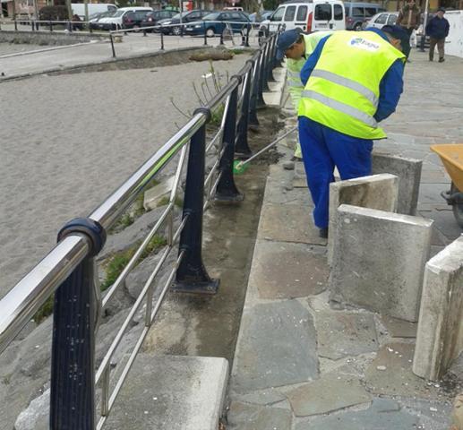 Playa de Ostende. Desmontado y retirada de barandilla y albardillas deterioradas. Reposición de barandillas altas y bajas