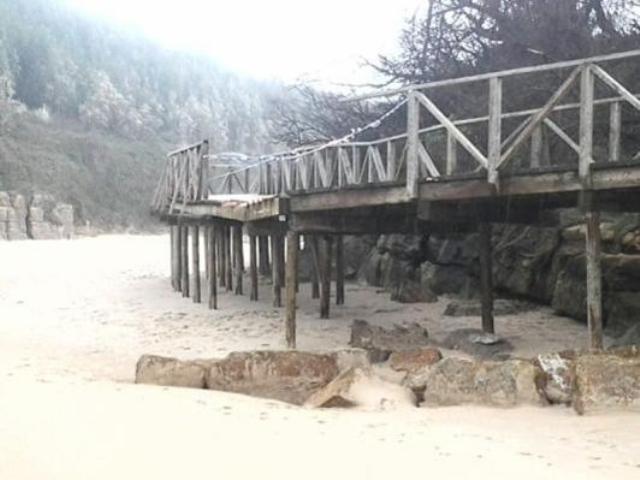 Playa de Galizano. Reparación pasarela de madera. Relleno de rampas mediante piedra escollera