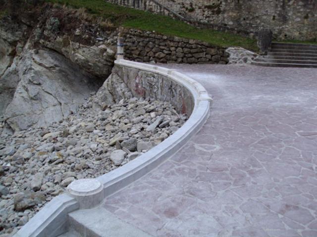 Playa de Molinucos (reparacion barandilla, reposicion peanas verticales de piedra, reparación enlosado y albardillas)