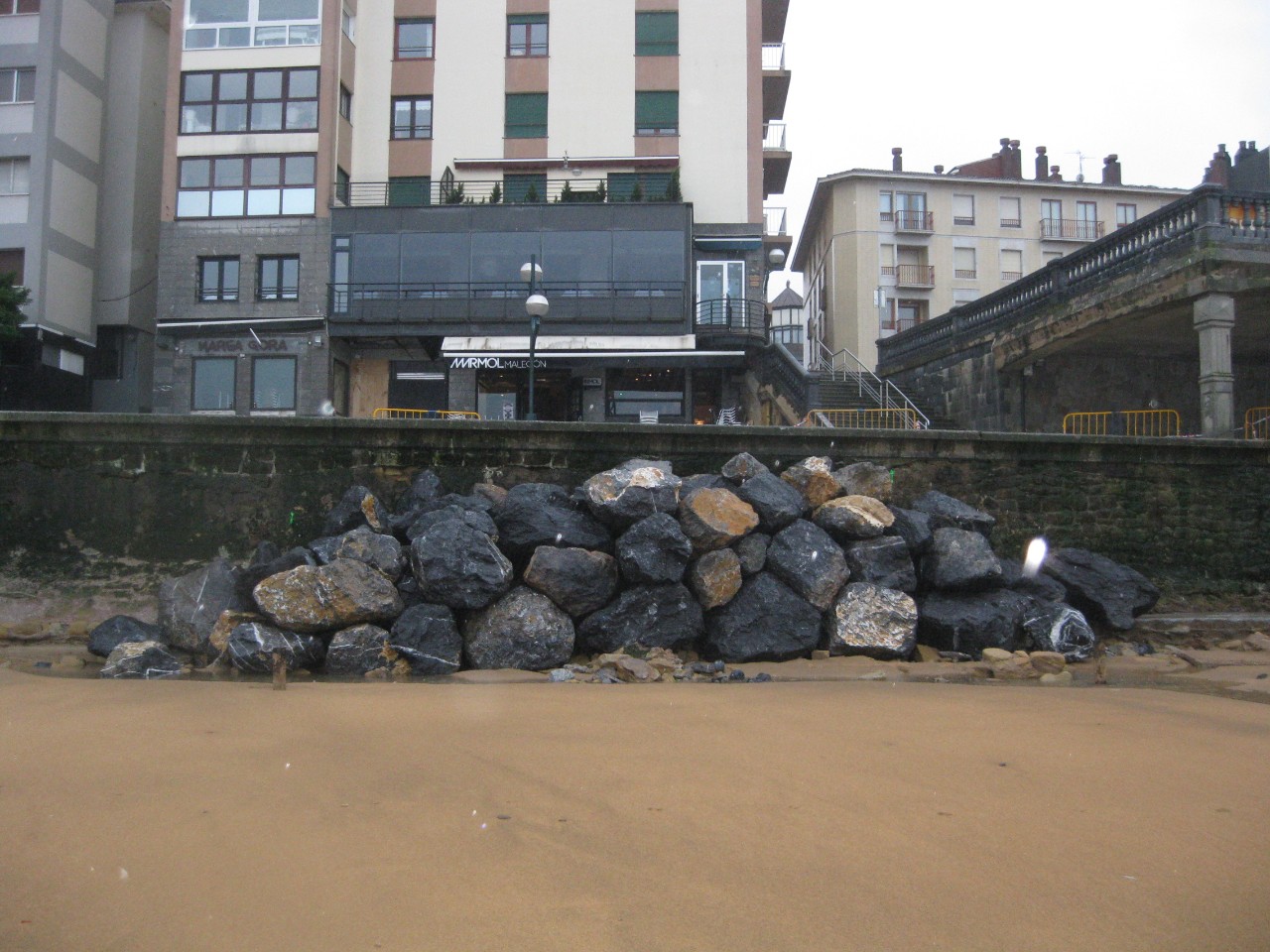 Protección de hueco en muro de costa en el paseo marítimo de Zarautz