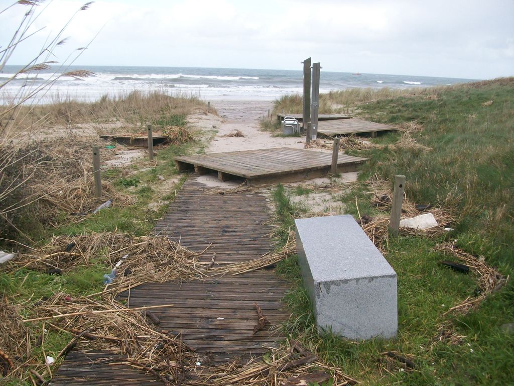 Playa Remior. Ejecución de barandilla, bajadas, escollera y demoliciones