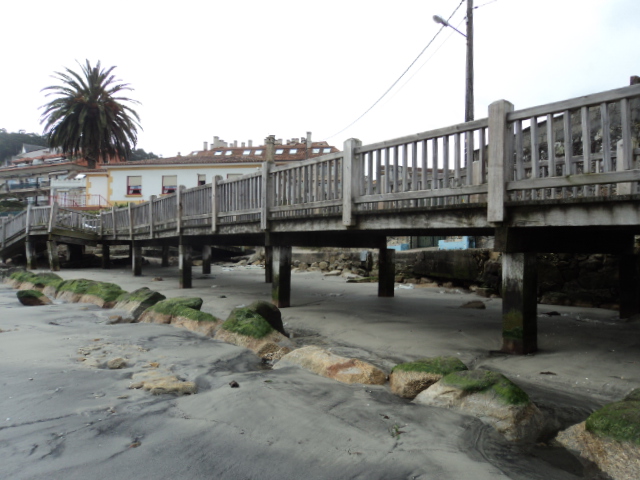 Playa de Santa Marta. Acondicionamiento de tránsito. Reparación de pasarela peatonal de madera