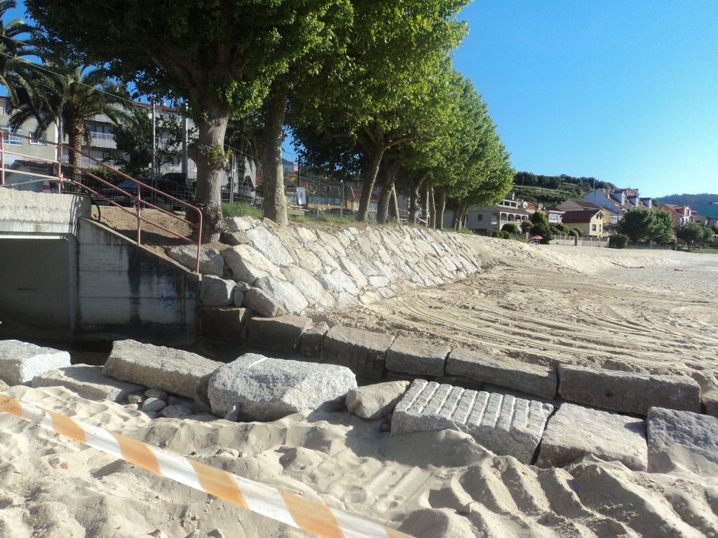 Protección del paseo en la playa de Agrelo y limpieza de cauce en la playa de Portomaior