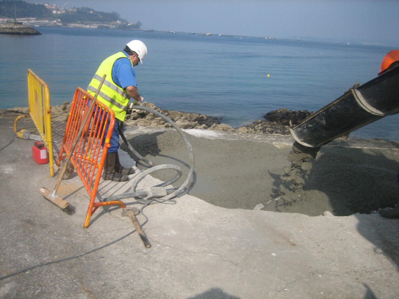 Pescadoira. Socavón en plataforma de hormigón