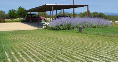 SUDS: Cubierta ecológica que crea lugares estanciales y de convivencia. Estación de Ferrocarril y Autobuses de Logroño (España). Años 2012-2013. Cortesía de «SUDS S.L - Atlantis».