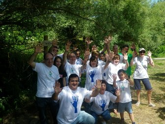 Asociación Socio-cultural Ciudad ee Libia. Voluntarios en sendero creado por ellos mismo en río Tirón, La Rioja.