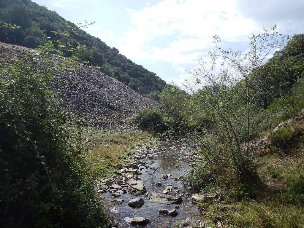 Antigua mina junto al cauce de la reserva natural fluvial Río Cambrones