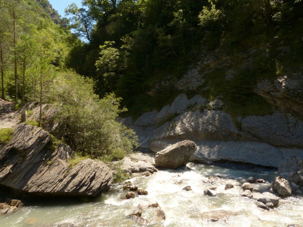 La reserva natural fluvial Río Irués y afluente Garona en cabecera incluye la confluencia de los dos ríos