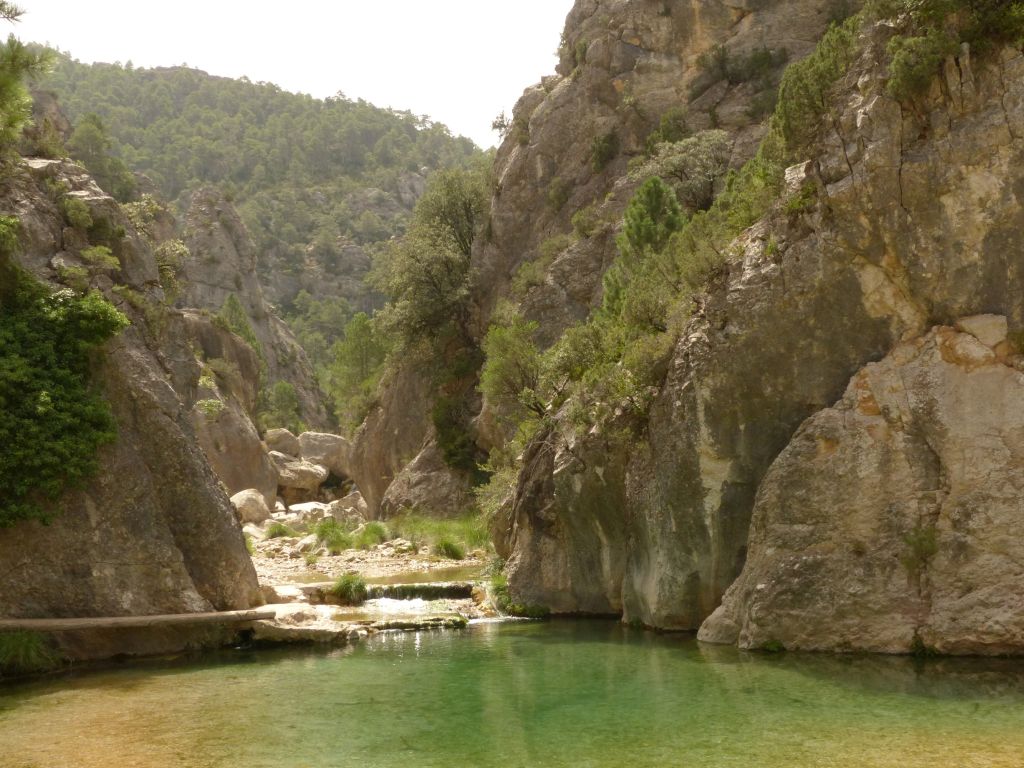 Valle confinado de la reserva natural fluvial Río Matarraña que discurre entre grandes cabalgamientos y pliegues