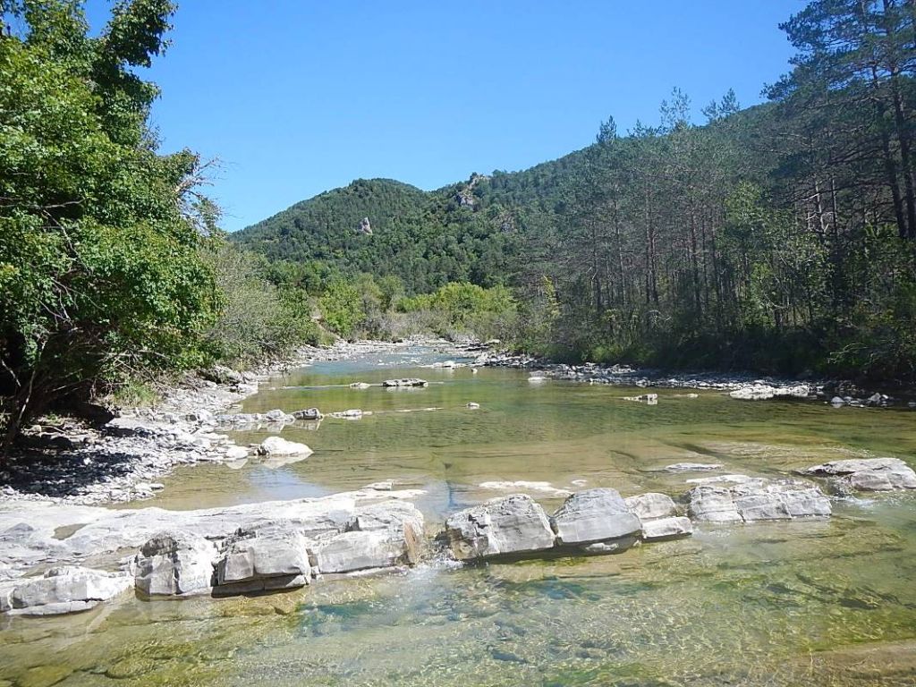 Formación rocosa en el cauce de la reserva natural fluvial Río Veral