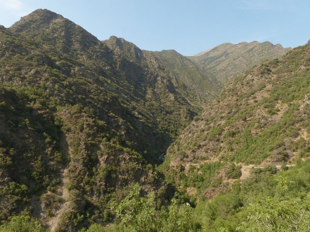 Valle encajado por el que discurre la reserva natural fluvial Río Tor
