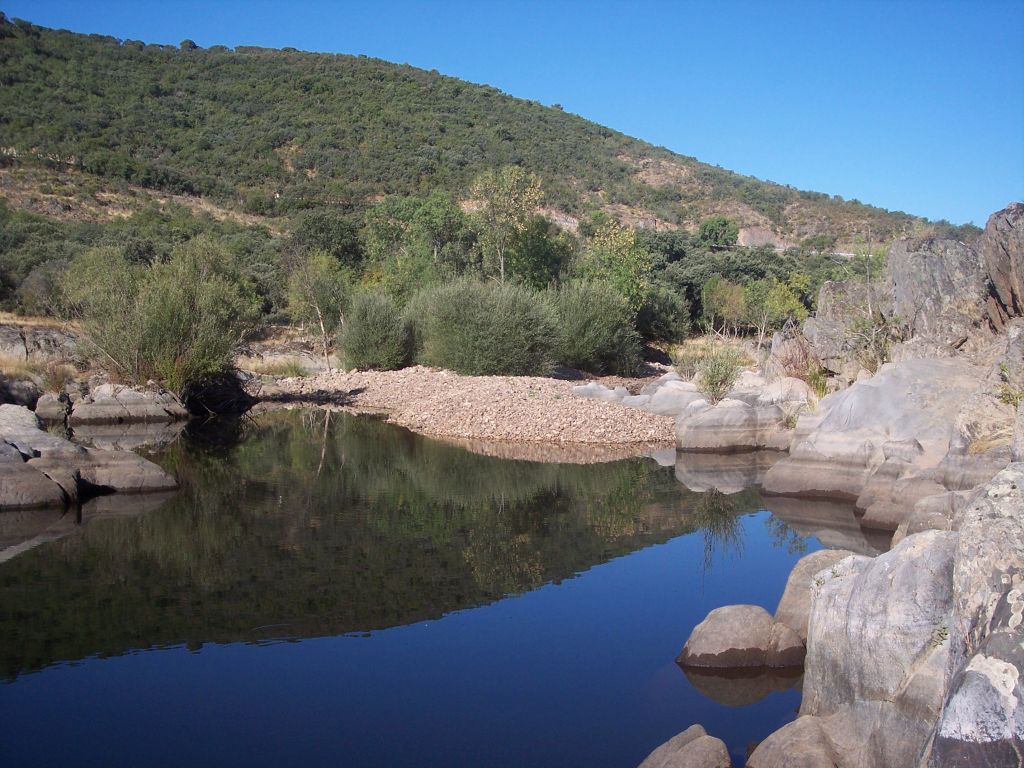 Reserva natural fluvial Ríos Estena, Estenilla y Estomiza en Helechosa de los Montes. Las marcas de humedad en la roca atestiguan las variaciones de caudal