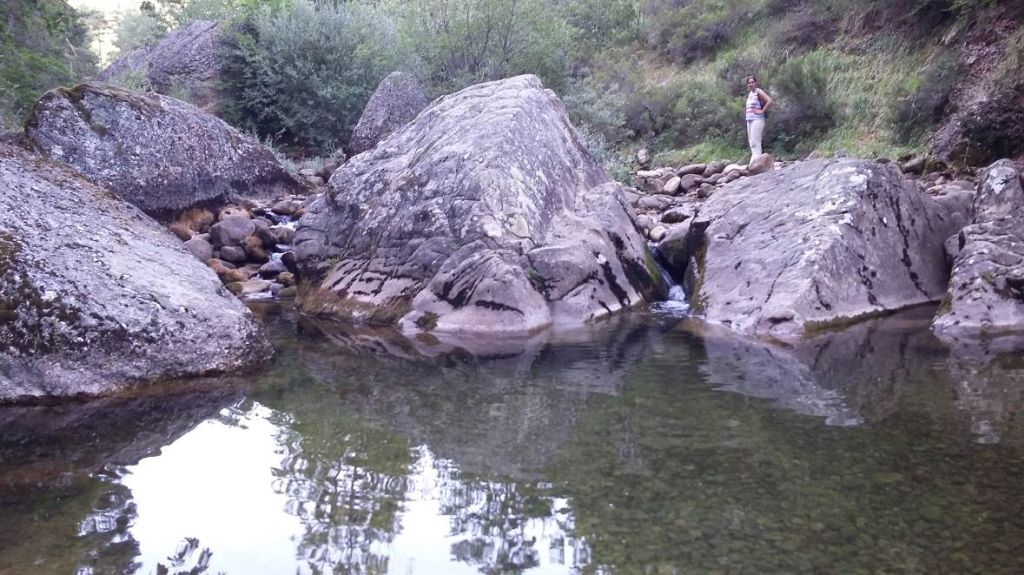 Pozas naturales en el río entre formaciones rocosas en la reserva natural fluvial Alto Arlanza (hasta Quintanar de la Sierra ) y afluentes