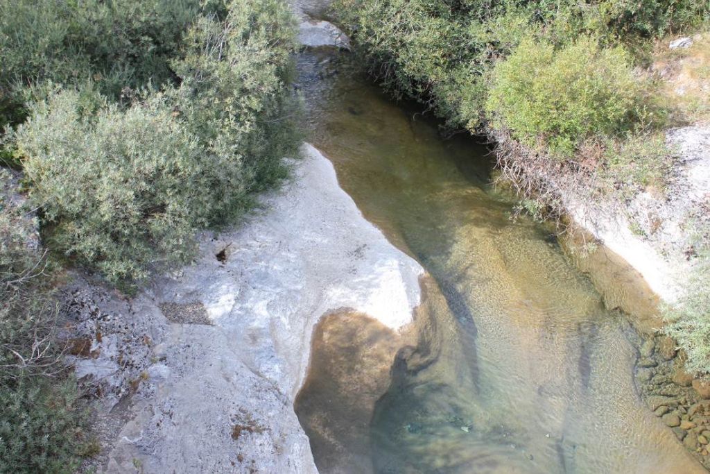 Marmitas de gigante formadas en el río en la reserva natural fluvial Fluvioglaciares de Cardaño de Arriba