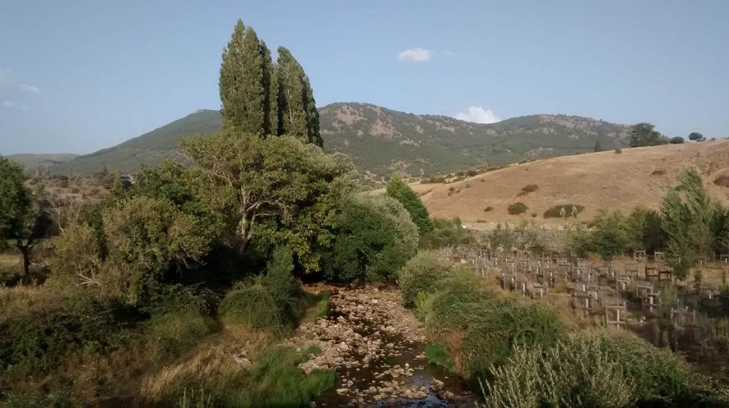 Río delimitando con plantaciones de propietarios particulares en la reserva natural fluvial Alto Rubagón