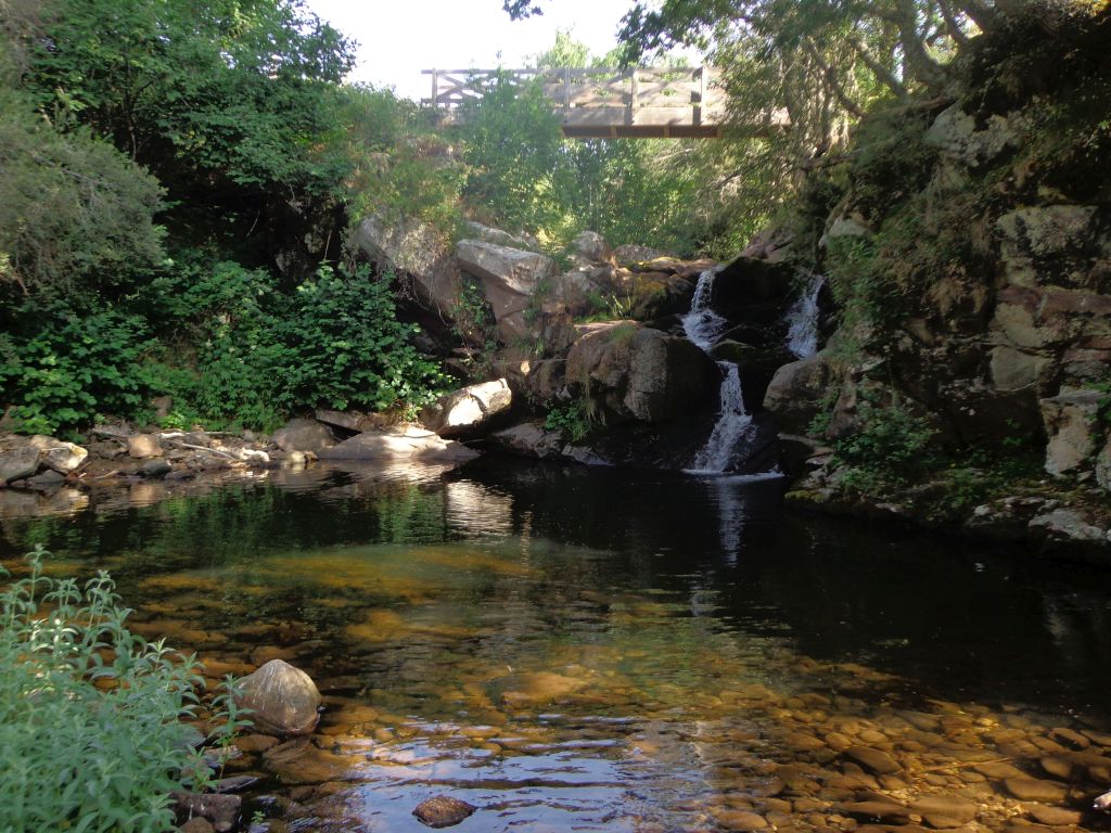 Pequeñas cascadas en una zona de afluencia de visitantes en la reserva natural fluvial Alto Rubagón