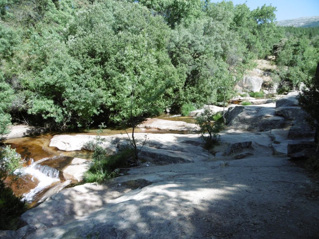 Rápidos y pozas crean terrazas fluviales naturales en la reserva natural fluvial Río Manzanares