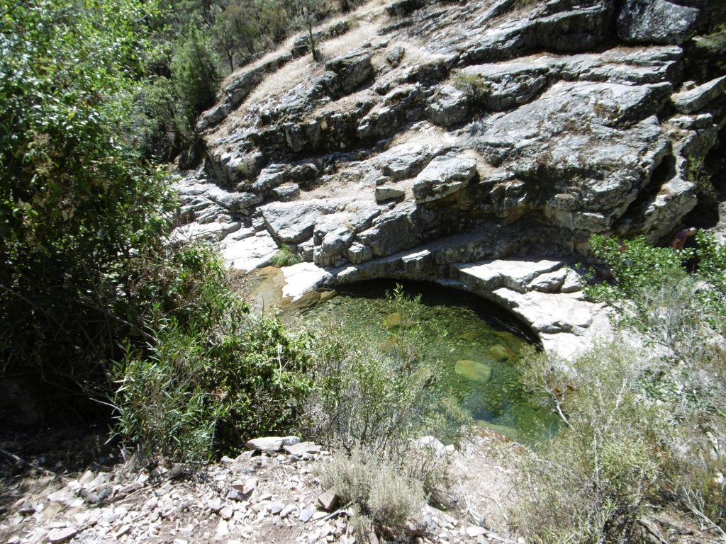 Poza en la reserva natural fluvial Río Batuecas y afloramiento de roca madre que no permite el desarrollo de vegetación de ribera