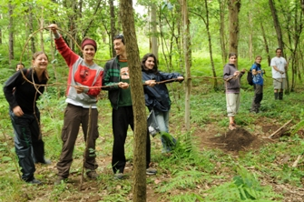ADEGA. Voluntarios eliminando especies exótica invasoras en la ribera del río Tea, Pontevedra