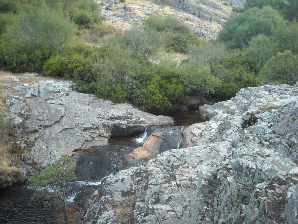 A lo largo de la reserva natural fluvial Río Pelagallinas se forman pequeñas cascadas