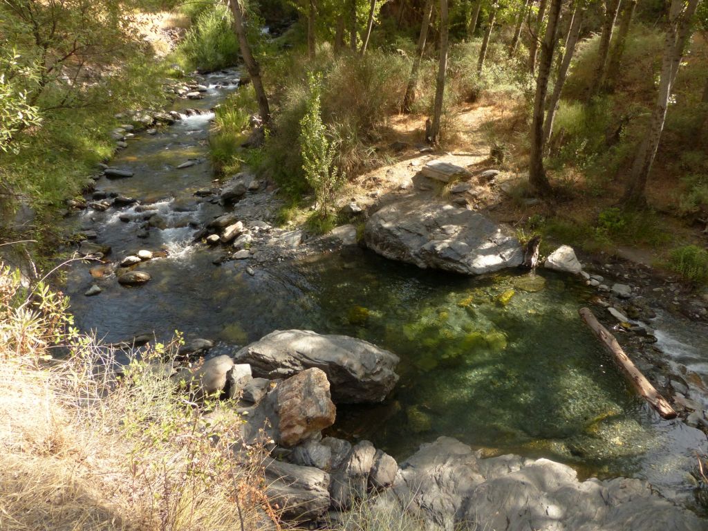 Recodo en el curso de la reserva natural fluvial Nacimiento del Genil