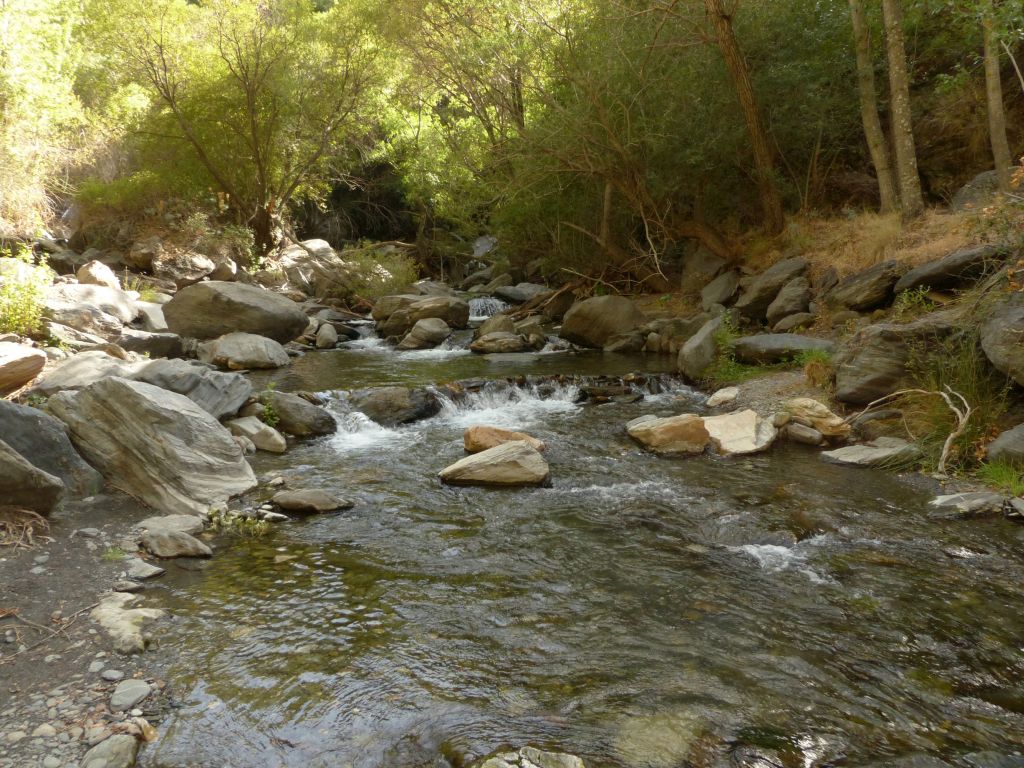 Sucesión de pozas y rápidos en la reserva natural fluvial Nacimiento del Genil