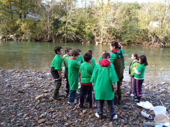 Red Cantábra de Desarrollo Rural.  Voluntarios  que van a realizar análisis calidad del agua en un río de Cantabria
