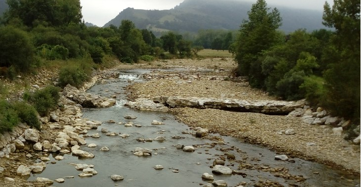 Situación actual: escolleras y traviesas a eliminar en el cauce del río Saja junto a la pasarela peatonal